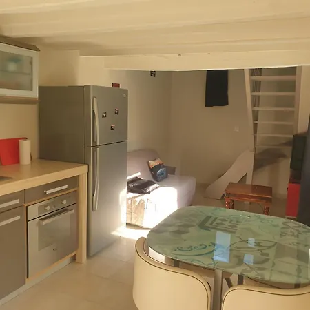 Mustang Avec Acces Piscine *