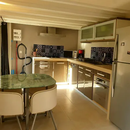 Mustang Avec Acces Piscine