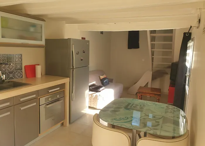 Mustang Avec Acces Piscine *